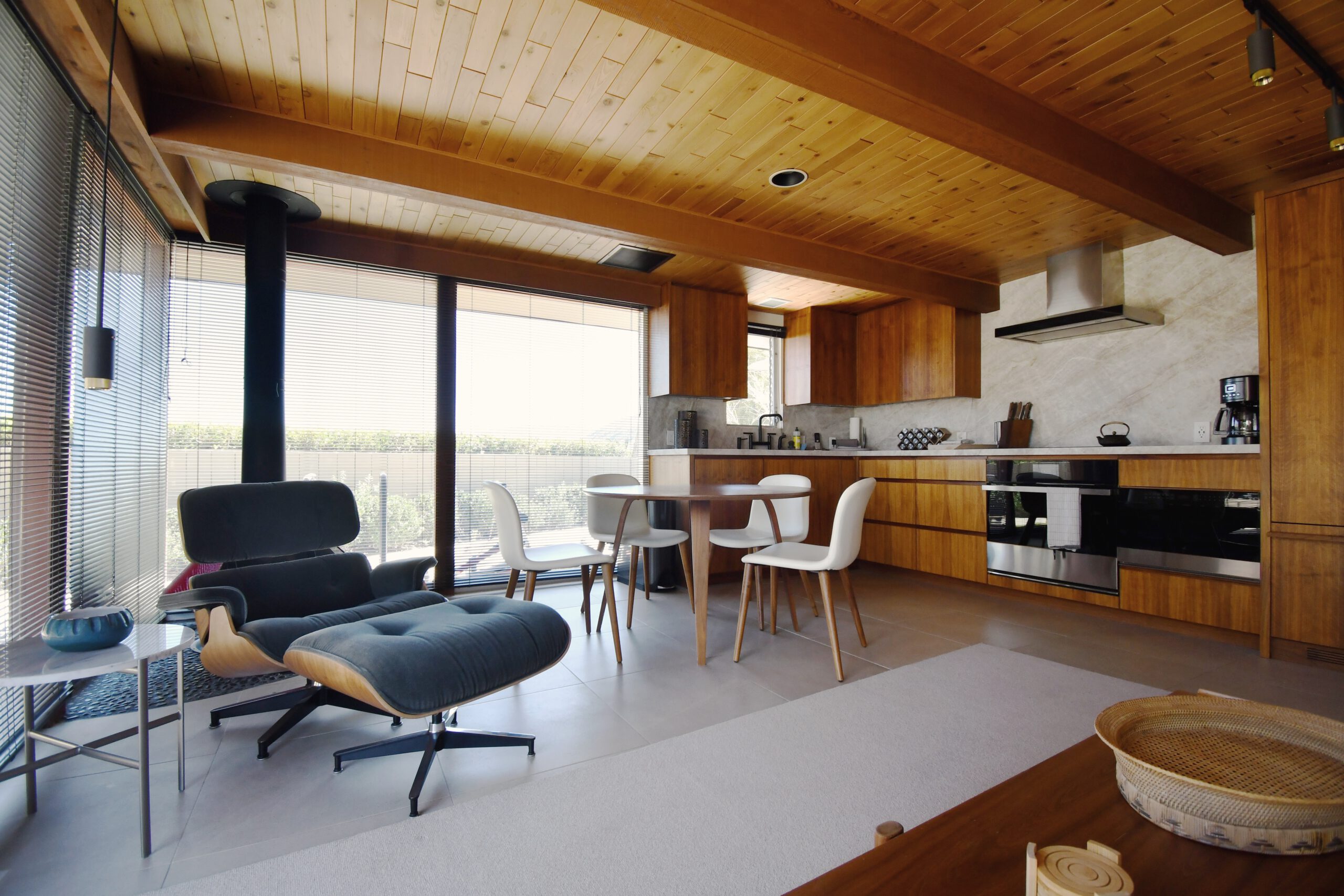 Drewniane wnętrze, aneks kuchenny i salon
